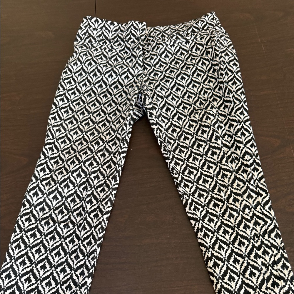 Black and White Geometric Pattern Women"s cropped Pants